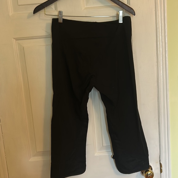 Black capri leggings with a button at bottom - Picture 4 of 4